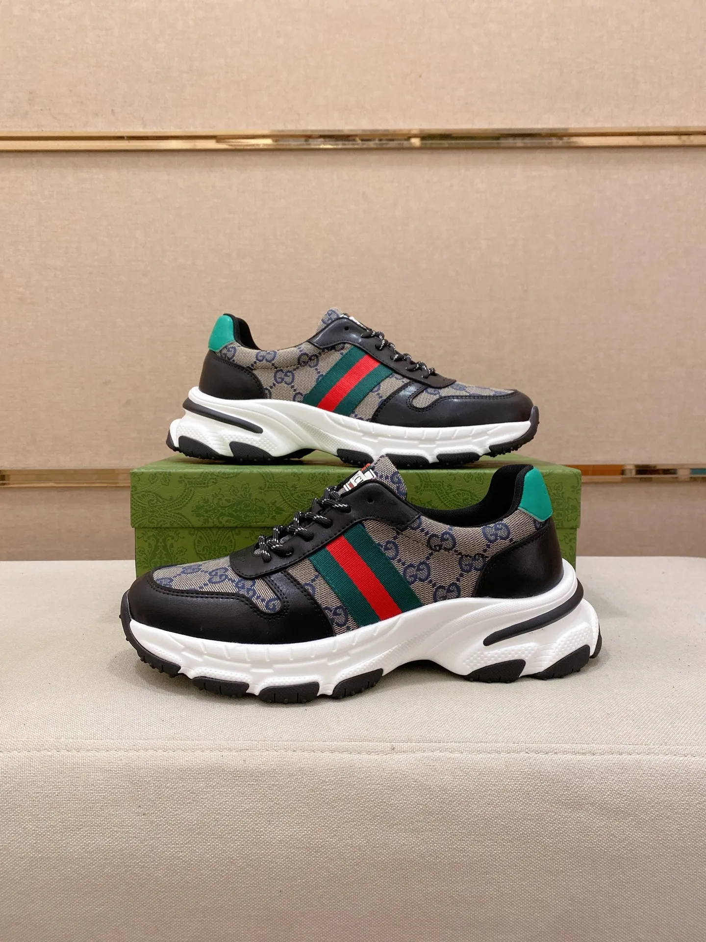 Men's Men's Shoes 442💰 High-quality new GUCCI counters are on the market at the same time. The new men's shoes, 😘fabrics are selected from imported cowhide, and the lining is sheepskin lining. 👍🏿 High-end ☄️ air-cushion molded anti-slip rubber outsole, exquisite lines, simple and elegant, comfortable and high-end for leisure travel. Code number: 38 to 44 (45 can be customized and cannot be returned or exchanged)